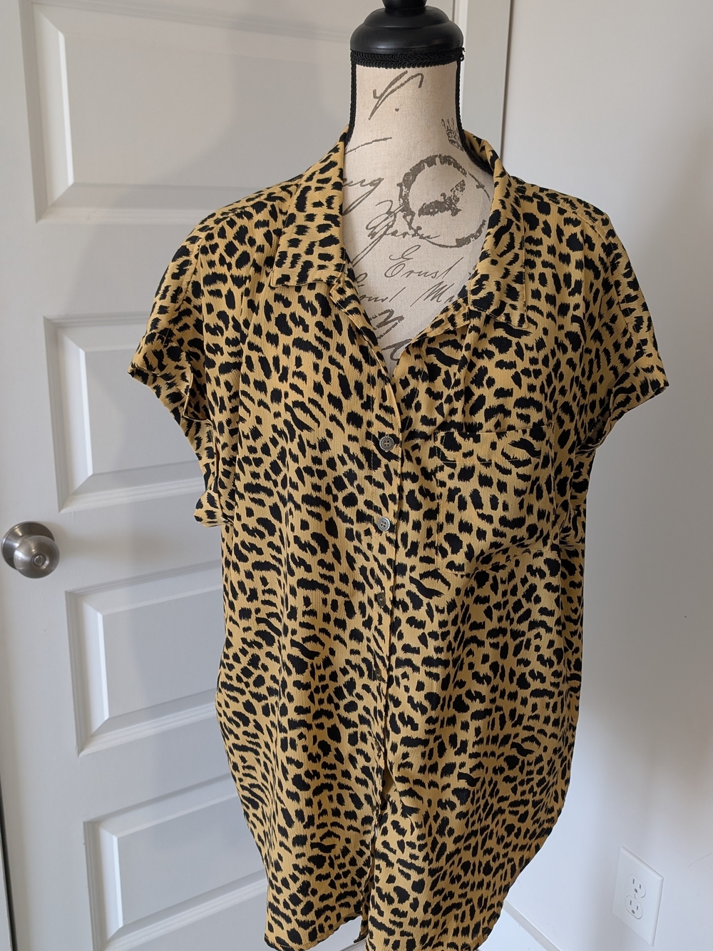 Umgee Yellow and Black Leopard Print Short Sleeve Button-Up Size 2XL